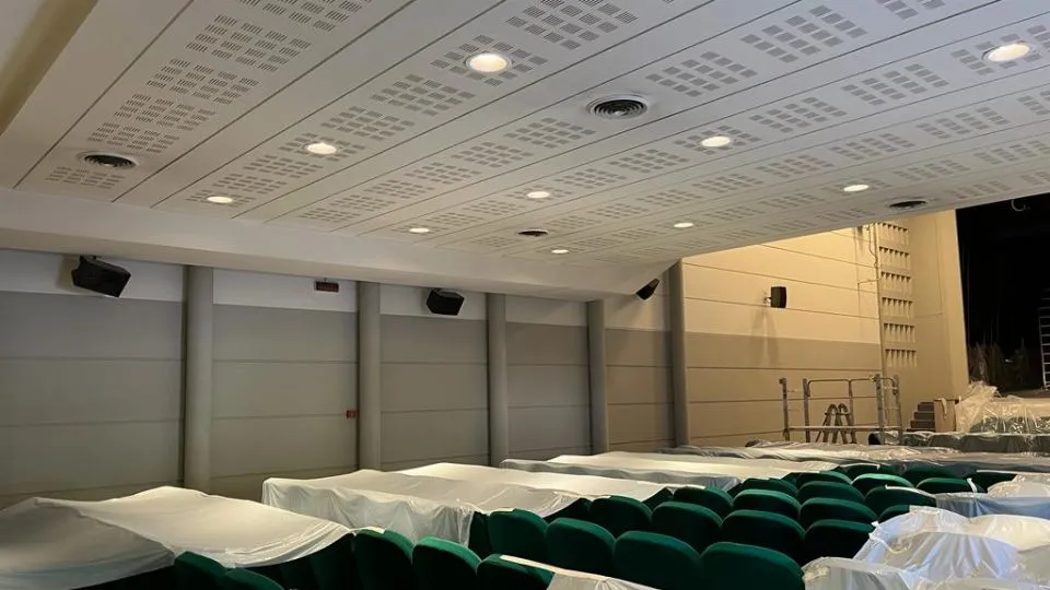 i lavori all’interno del Supercinema di Santarcangelo