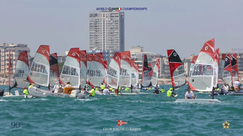 Regata davanti alla spiaggia di Rimini2