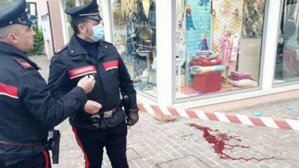 i carabinieri sul posto e le macchie di sangue (foto Adriapress)