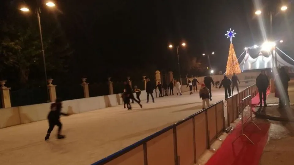 la pista di pattinaggio allestita gli scorsi anni a Rimini