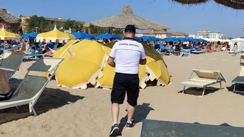 i militari della capitaneria al Bagno 112 di Rivazzurra
