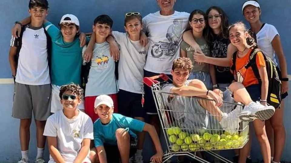 Il maestro Alessandro Tosi con i suoi allivei al Ct Cicconetti