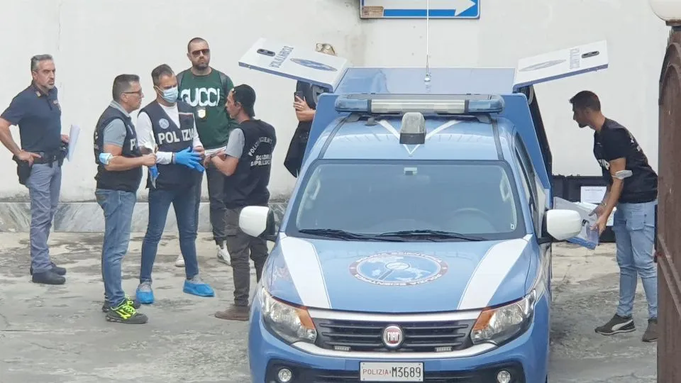 La Scientifica durante gli accertamenti nel garage condominiale