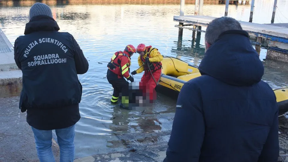 Il cadavere recuperato dai vigili del fuoco (foto Migliorini)
