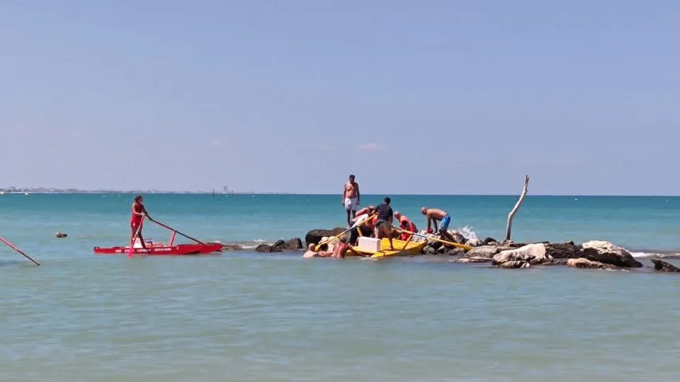 il recupero del corpo in mare (foto Newsrimini)
