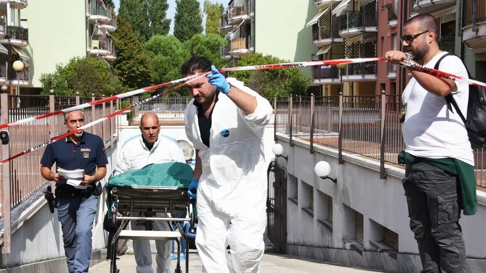 il cadavere di Pierina mentre viene portato via (foto Migliorini)

