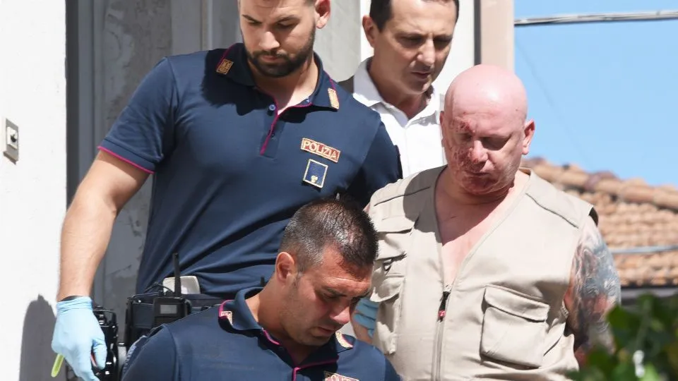 Bendetto Vultaggio mentre viene arrestato dai poliziotti. Alle sue spalle il pm Bertuzzi (foto Migliorini)