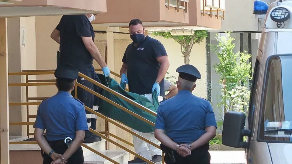 il cadavere della donna portato fuori dall’abitazione