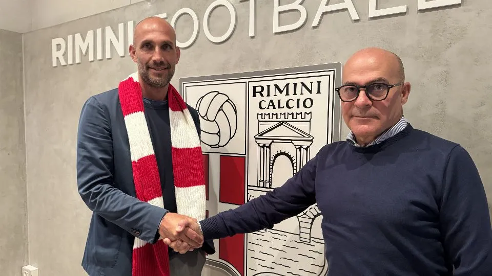 La stretta di mano tra mister Troise ed il DT Antonio Di Battista