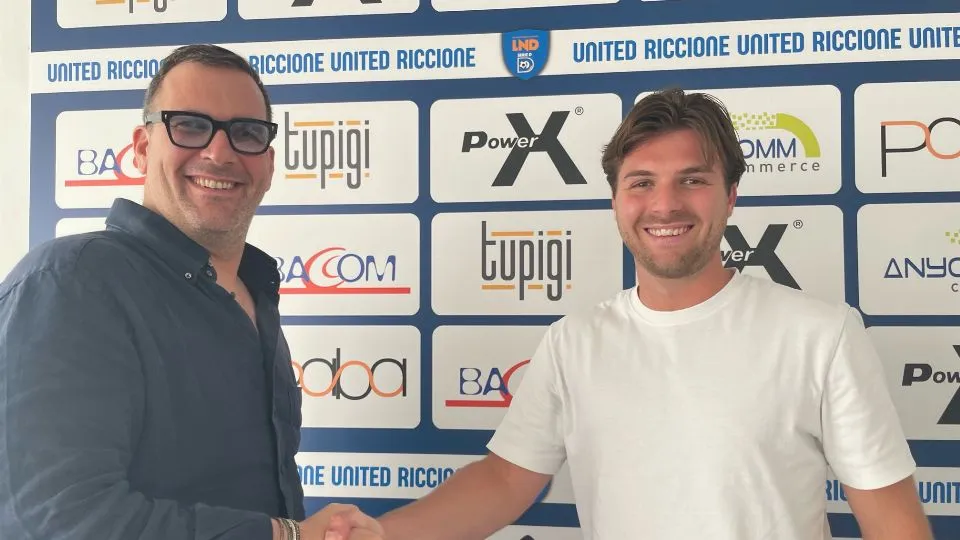 La stretta di mano tra Matteo Callegaro ed il presidente dello United Riccione, Pasquale Cassese