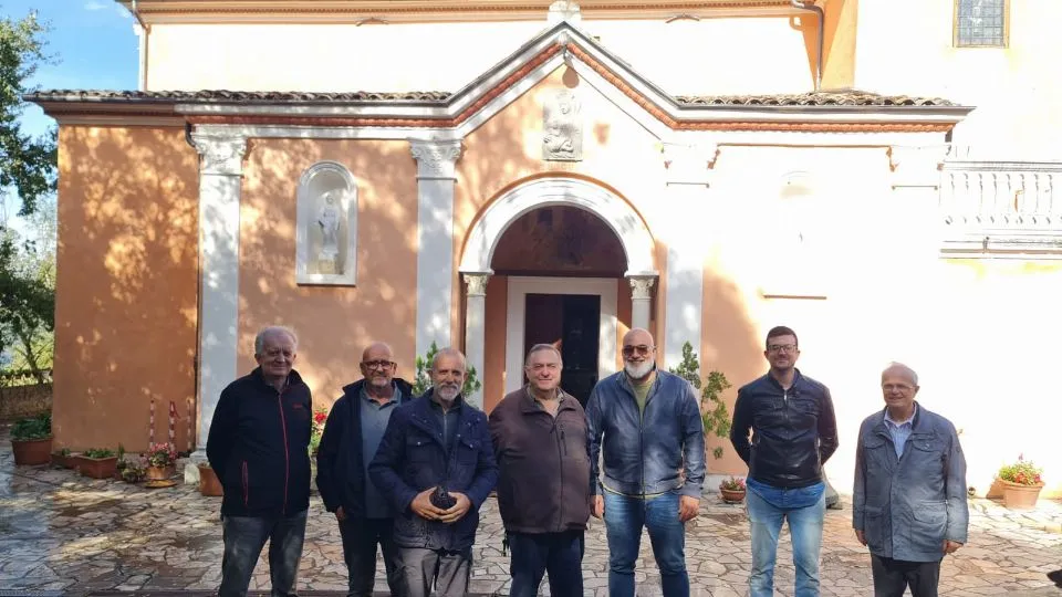 foto di gruppo davanti al Santuario
