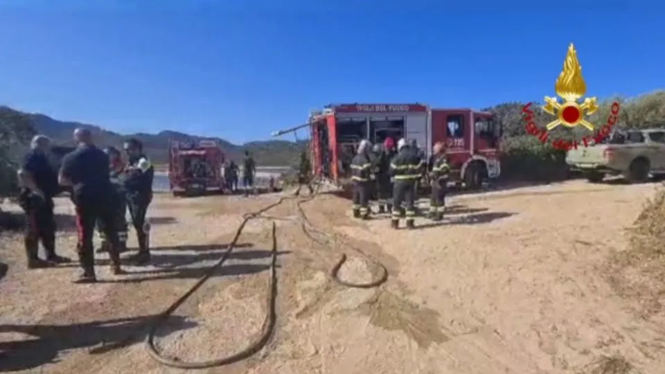 i vigili del fuoco e i carabinieri sul luogo dell’esplosione