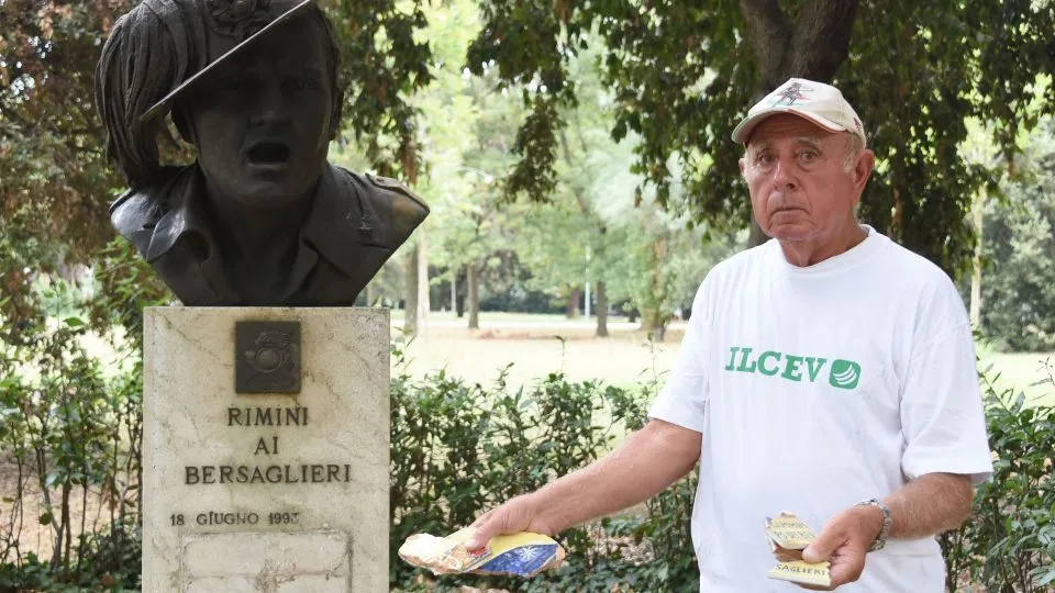 Ivo Marcaccini con i resti della ceramica (foto Migliorini)