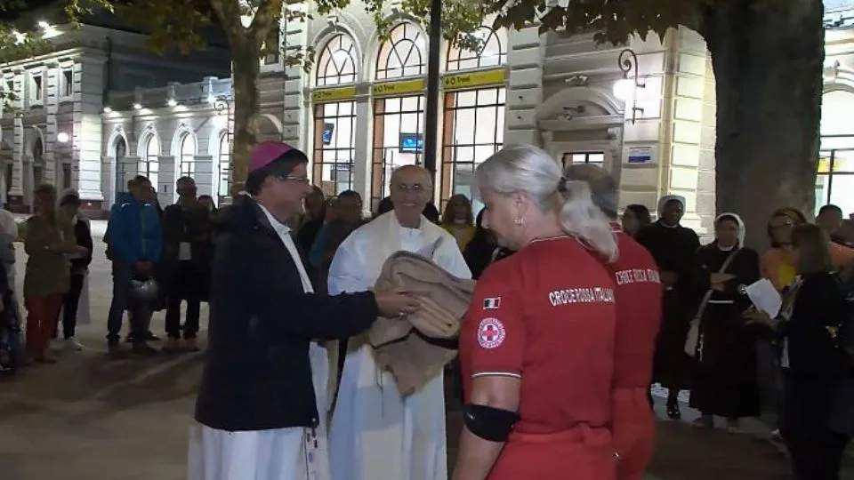 il Vescovo in stazione consegna coperte alla Croce Rossa
