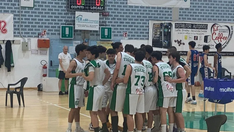 I Tigers U19 festeggiano dopo la gara vittoriosa contro CVD Casalecchio