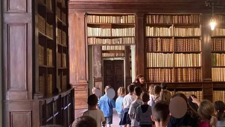 una scolaresca in visita alla Gambalunga