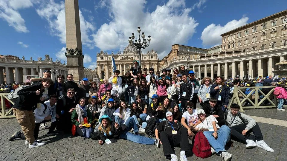 I ragazzi dell’AC in piazza San PIetro
