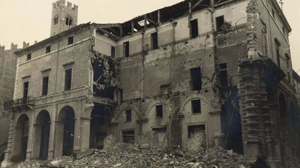 Palazzo Garampi distrutto dalla bombe
