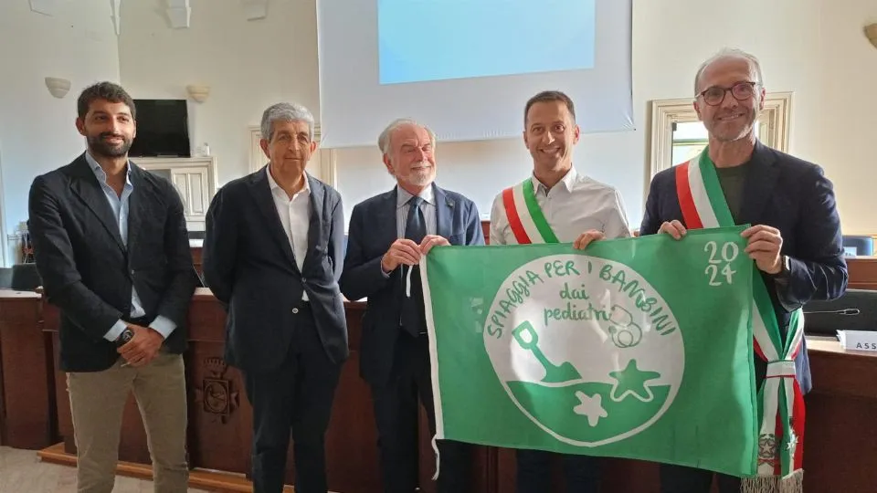 la consegna della bandiera verde