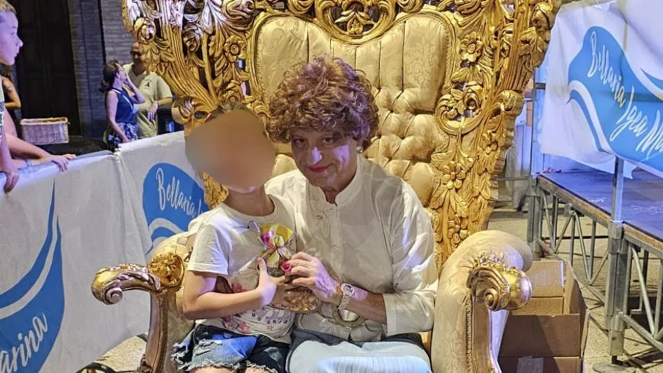 Maurizio Ferrini in veste Befana
