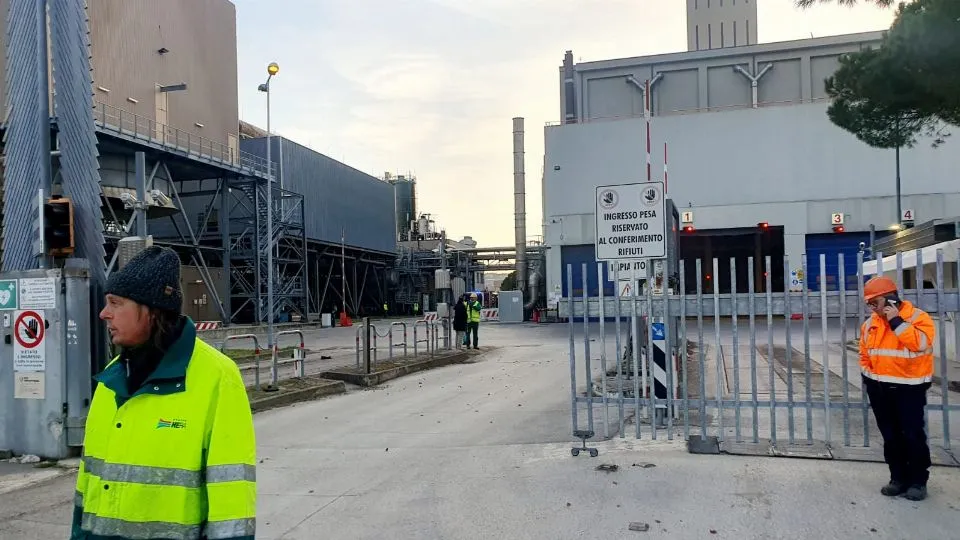 Vigili del Fuoco e 118 all’inceneritore (foto Adriapress)