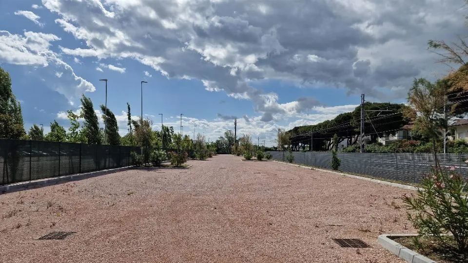 Parcheggio tra Club del Sole e ferrovia