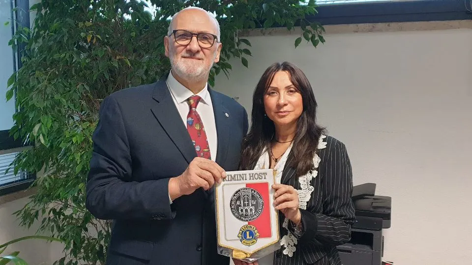 Daniele Bacchi, presidente Lions Club Rimini Host, e Lara Verzola, dirigente scolastica I.C. XX Settembre