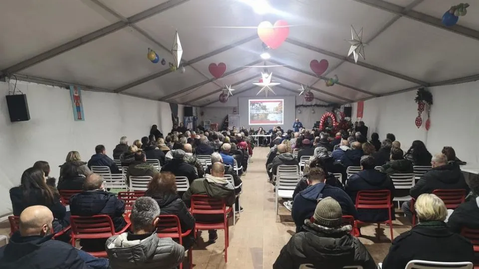 l’assemblea alla tensostruttura di Torre Pedrera