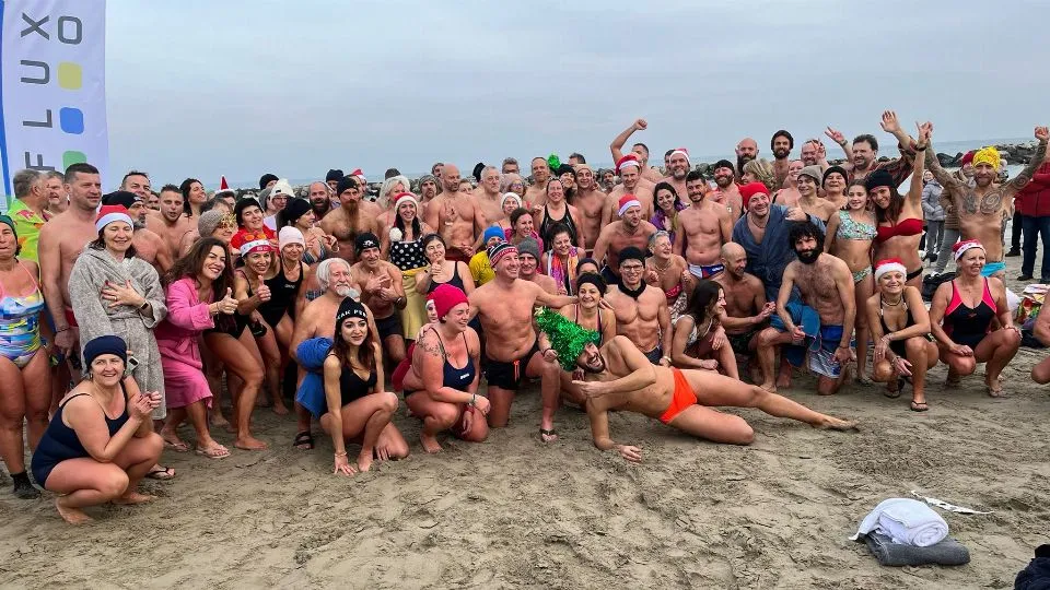 foto di gruppo per i “bagnanti” di Torre Pedrera