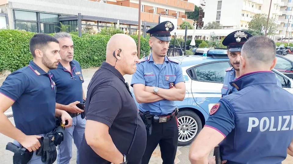 I poliziotti delle volanti con i carabinieri sul posto (foto Migliorini)