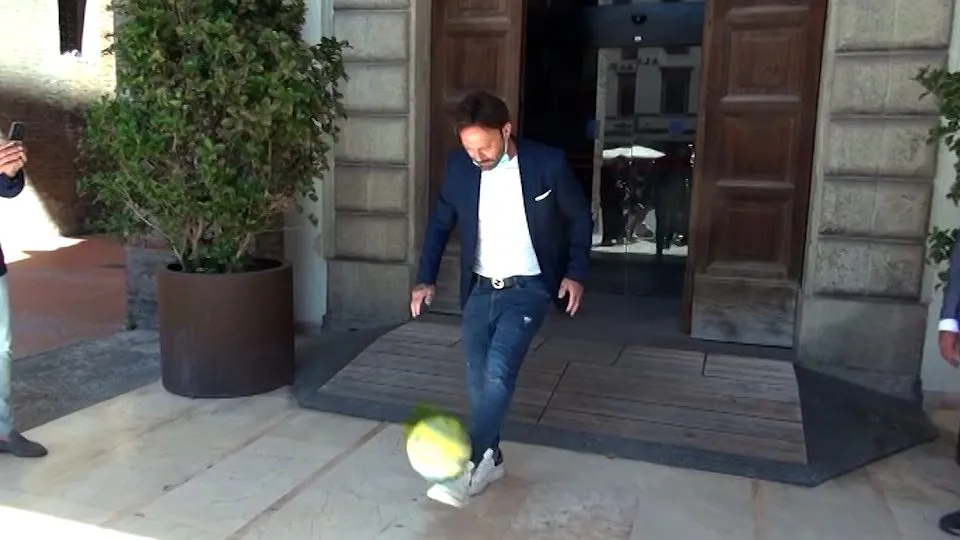 estate 2020. Totò Schillaci palleggia davanti al Municipio di Rimini
