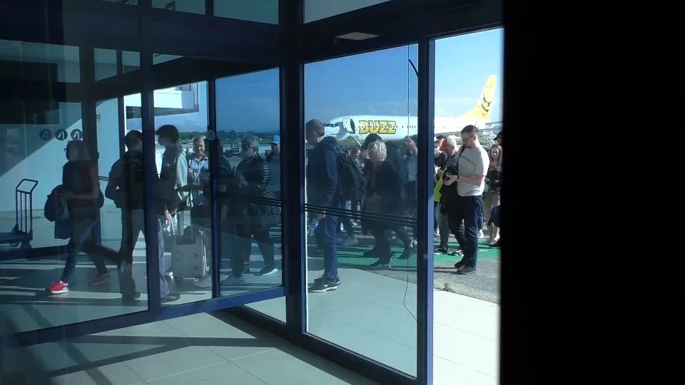 passeggeri che sbarcano all’aeroporto Fellini