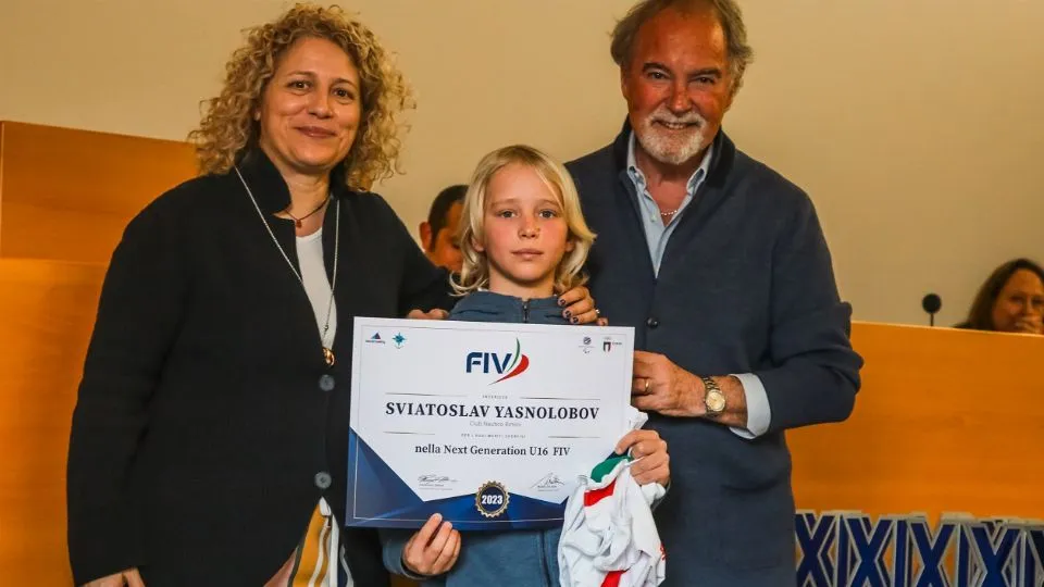 Campanini e Mellina premiano il campione del mondo Open Skiff Svuatoslav Yasnolobov
