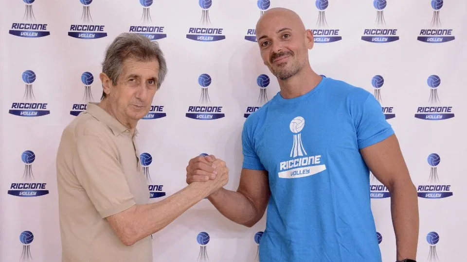 La stretta di mano tra Alessandro Lorenzi ed il presidente Giuseppe Tontini