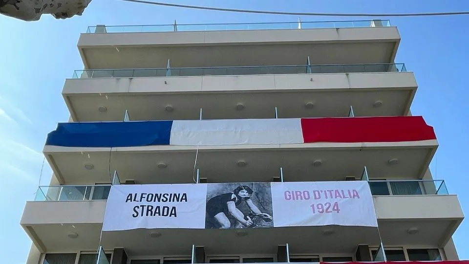 Gli striscioni sull’albergo di Magda Morini
