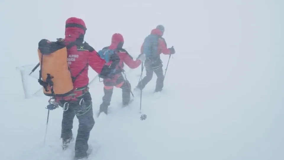 i soccorritori durante le proibitive operazioni di salvataggio
