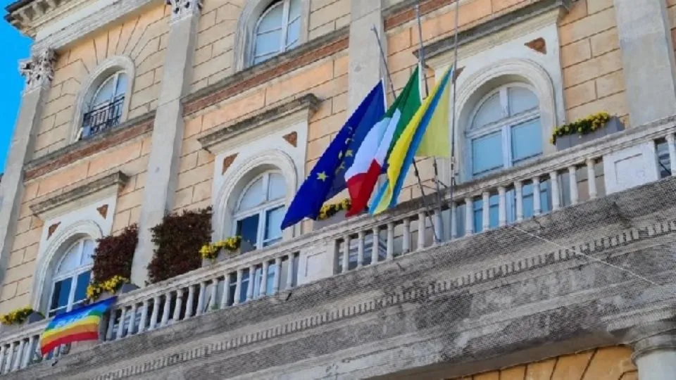 le bandiere del Municipio a mezz’asta