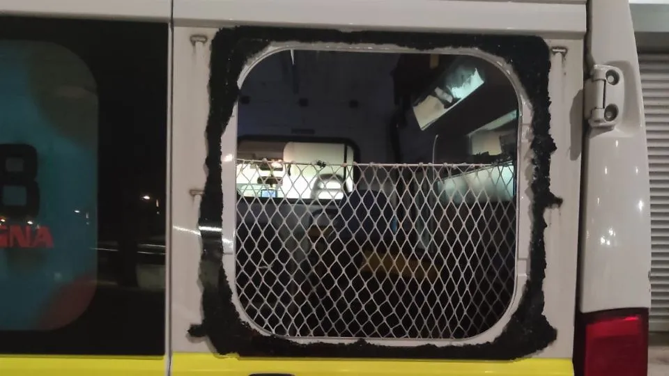 il vetro posteriore dell’ambulanza rotto