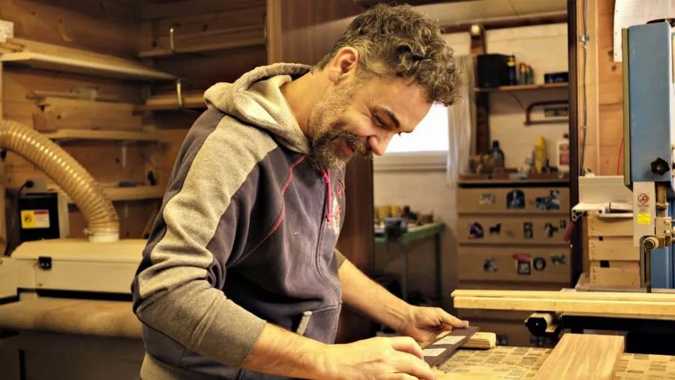 il liutaio Massimo Mancini al lavoro