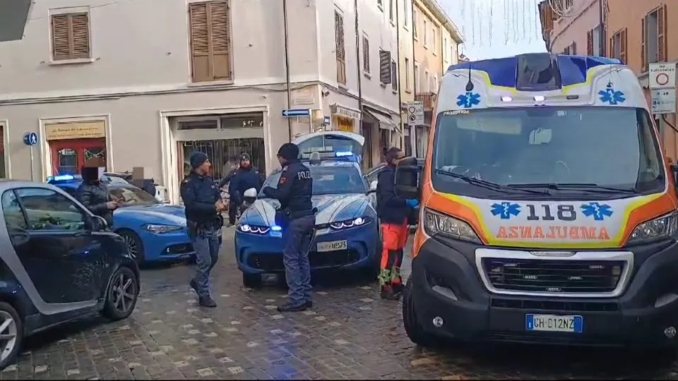 la Volanti della polizia e il 118 sul luogo dell’aggressione (Newsrimini.it)
