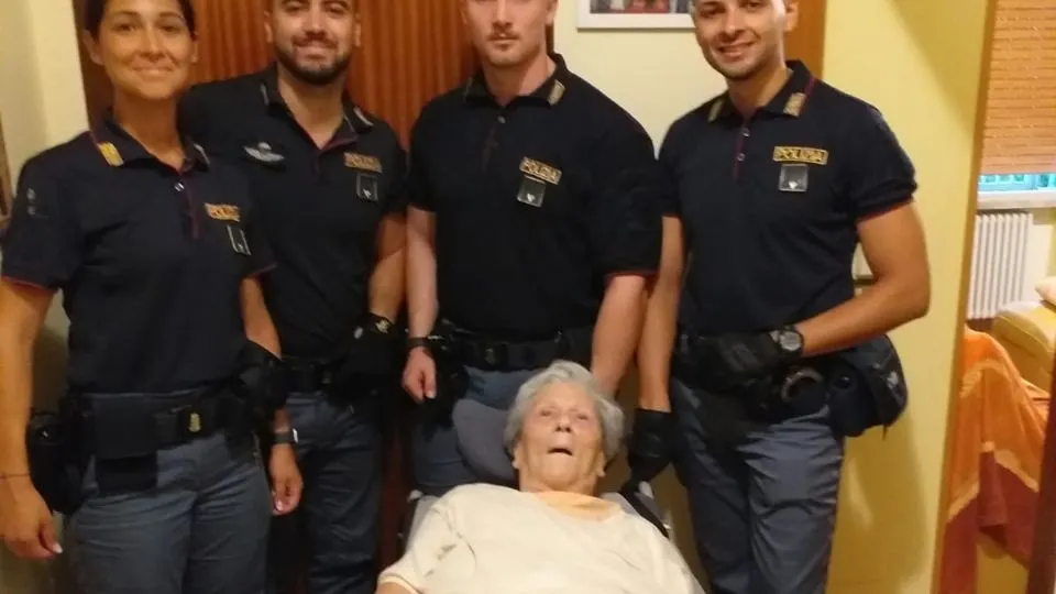 i quattro agenti e l’anziana
