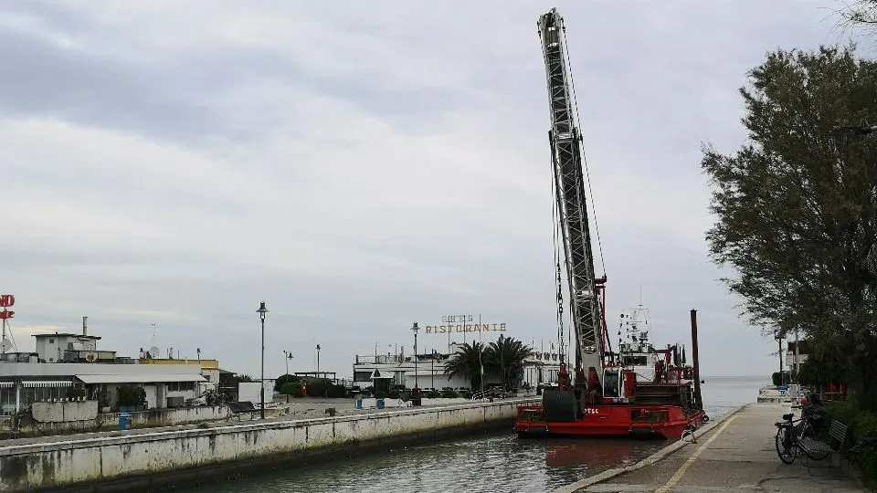 il dragaggio al porto di Riccione dell’aprile 2024