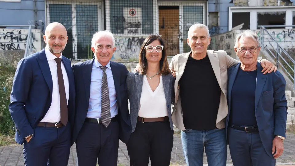 Dopo le tensioni, i sorrisi. Asi e comune “festeggiano” l’accordo (foto Adriapress)