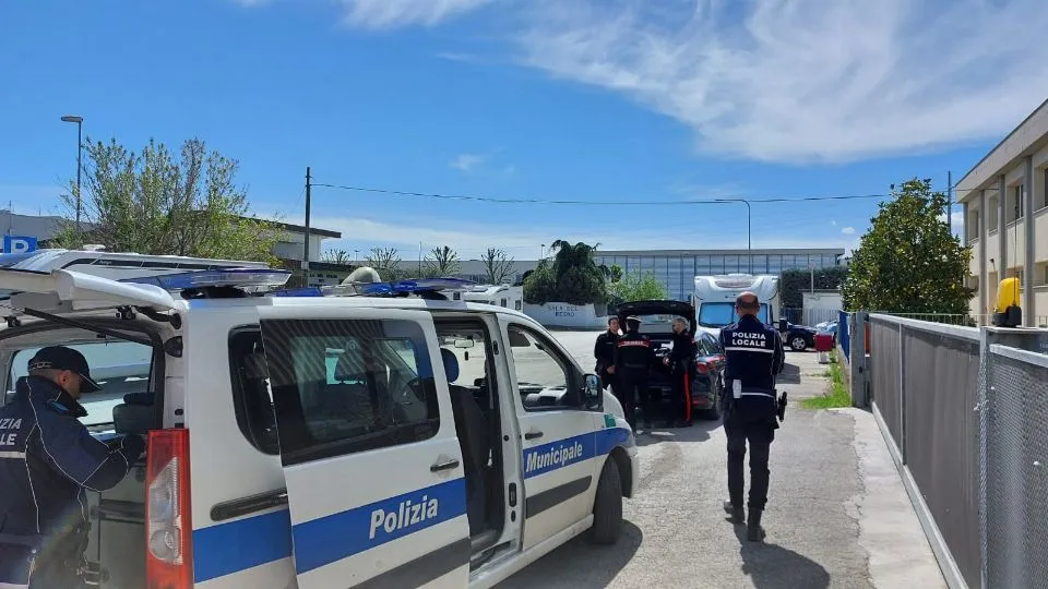 la polizia Locale e i carabinieri (repertorio)
