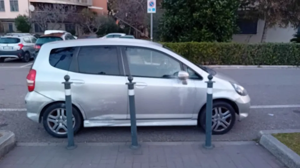 un veicolo che ostruisce il passaggio pedonale su via Settembrini a Rimini