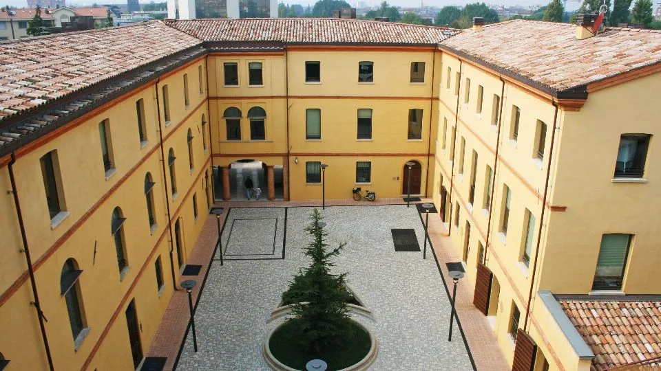 la corte di Palazzo Ghetti, sede della banca