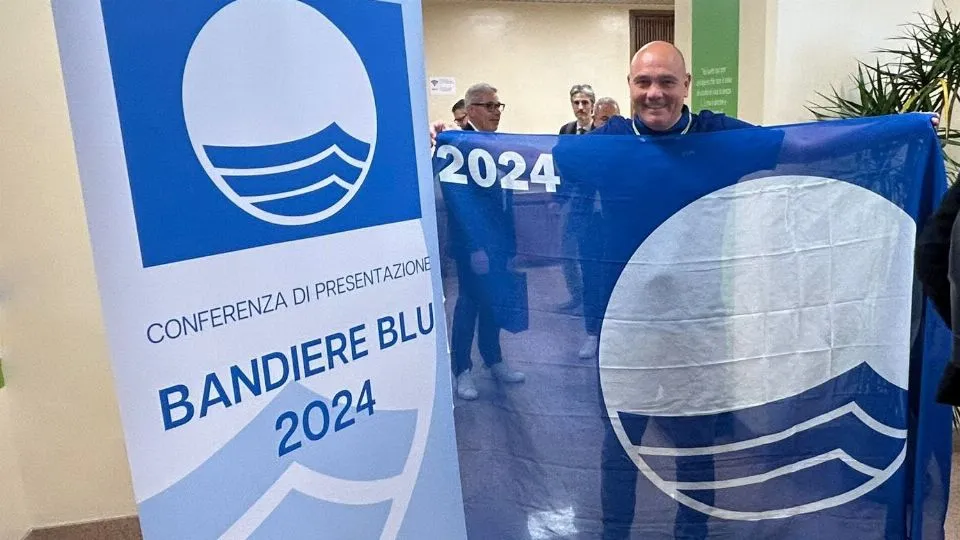 la consegna della bandiera blu