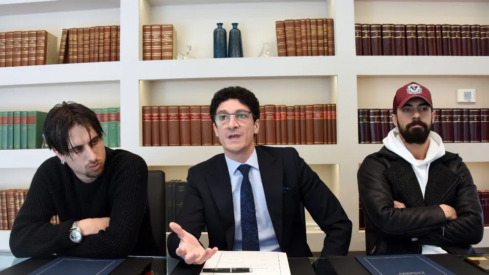 L’avvocato Marco Lunedei in mezzo ai fratelli Livi (foto Migliorini)
