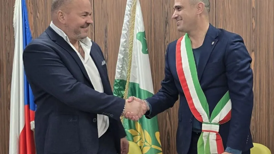 la firma del gemellaggio