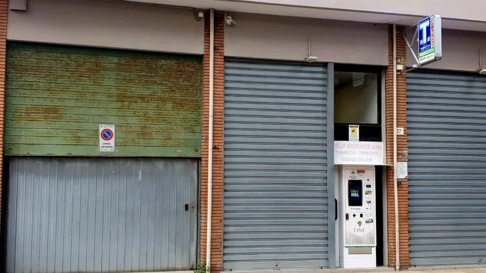la tabaccheria svaligiata e a fianco il garage utilizzato dai ladri per introdursi